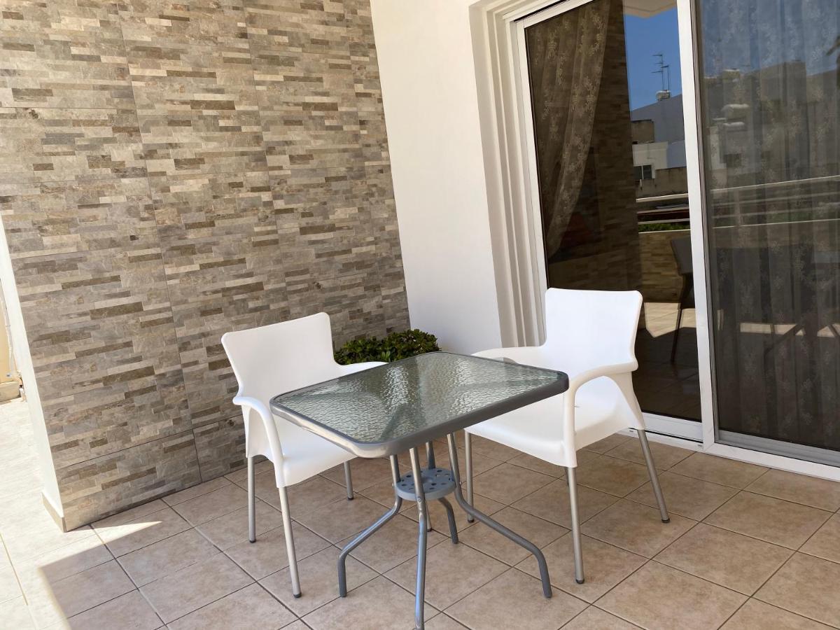 Holiday City Center Apartment Larnaca Bagian luar foto