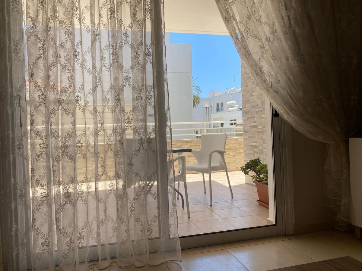 Holiday City Center Apartment Larnaca Bagian luar foto