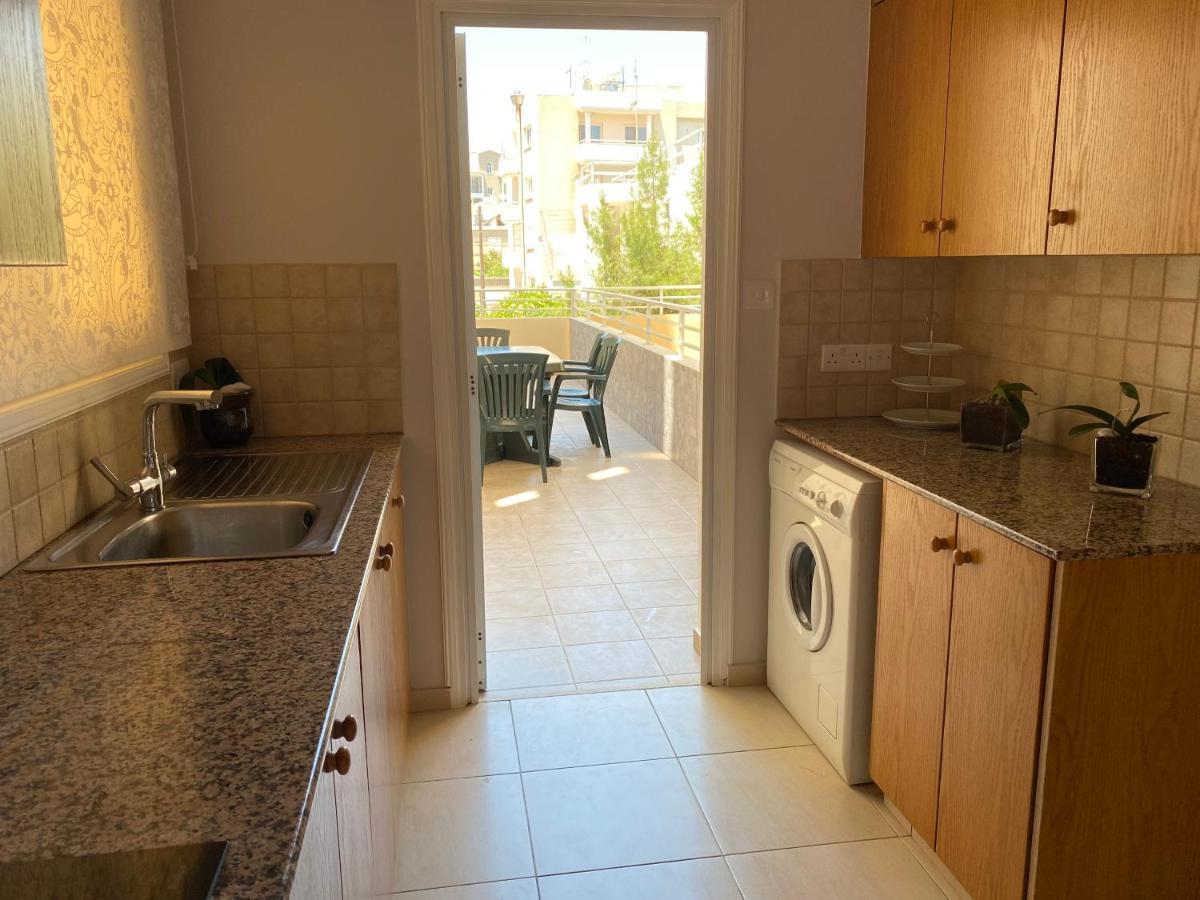 Holiday City Center Apartment Larnaca Bagian luar foto