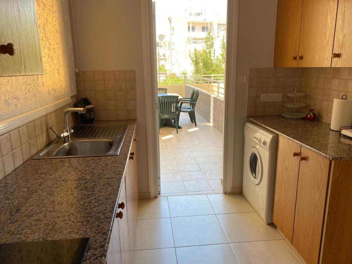 Holiday City Center Apartment Larnaca Bagian luar foto
