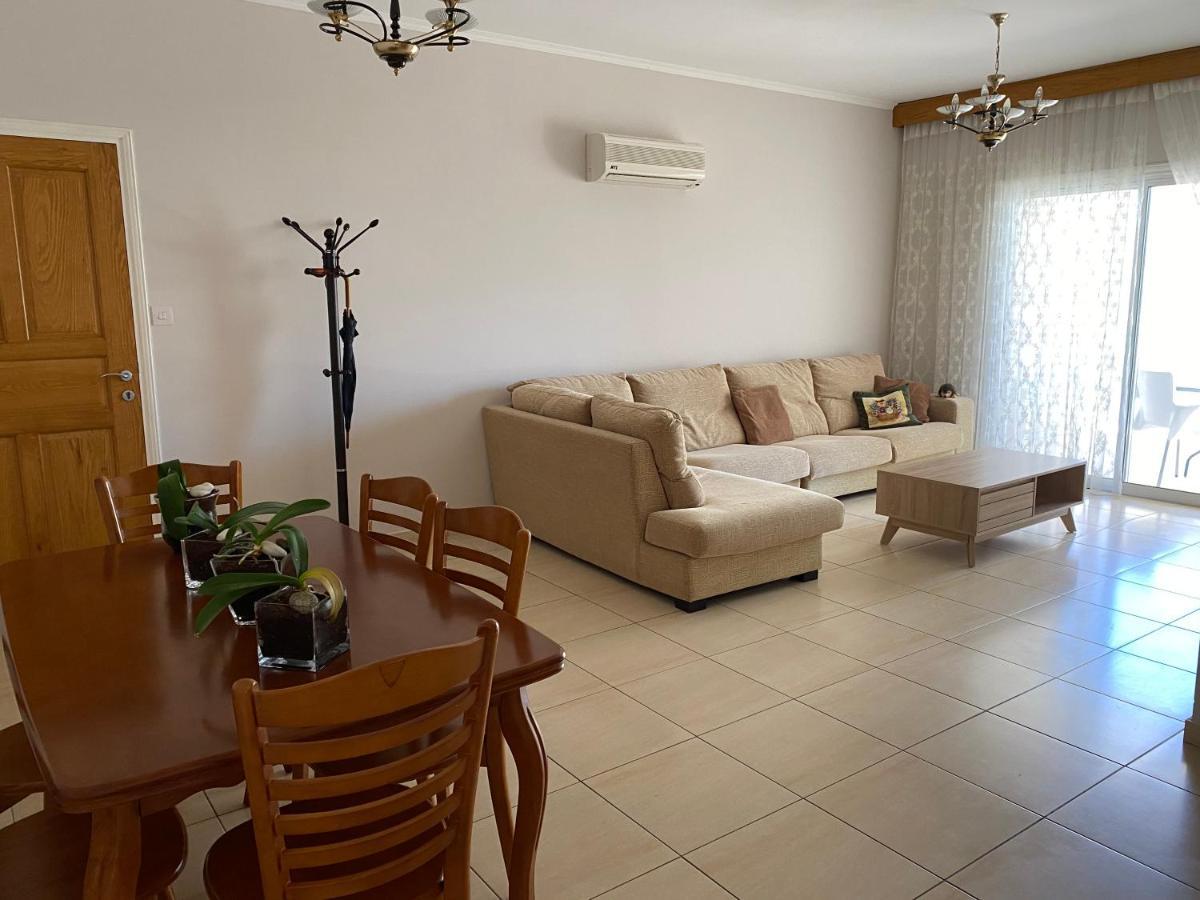 Holiday City Center Apartment Larnaca Bagian luar foto