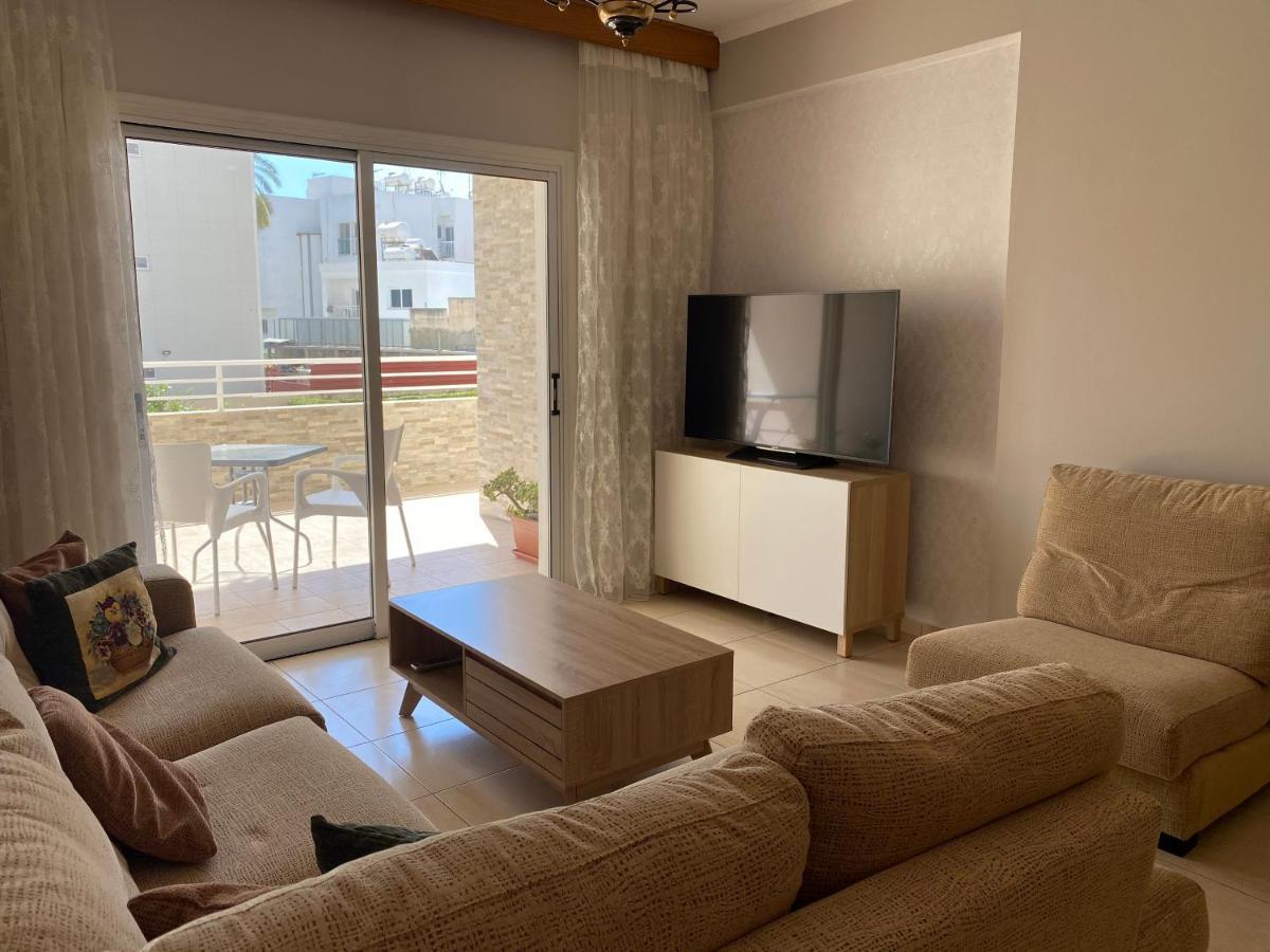 Holiday City Center Apartment Larnaca Bagian luar foto